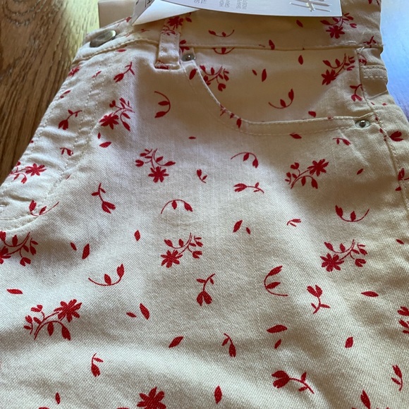 NWT slim fit warm white w/ red flowers size 6 🌹🌺 - Picture 4 of 7
